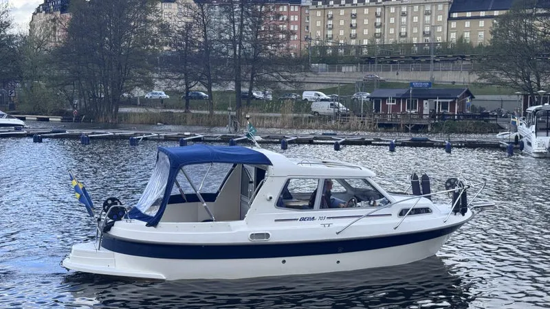 BÅTKAPELL BELLA 703 Ink. lucka för targa