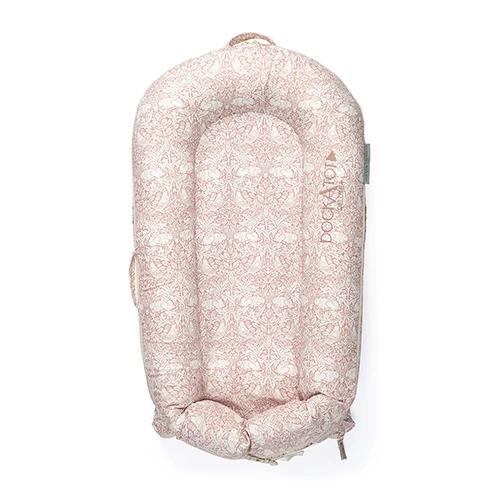 DockATot Deluxe+ Babynest, Brer Rabbit (William Morris)
