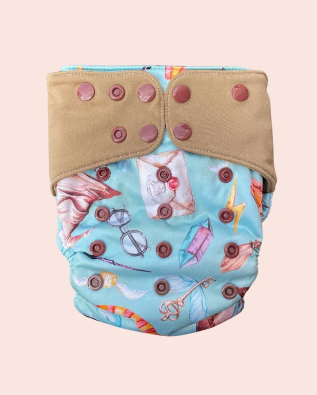 Blöjskal i one size, dubbel PUL med stretchiga tabbar och knapp/ar för inlägg bak och fram