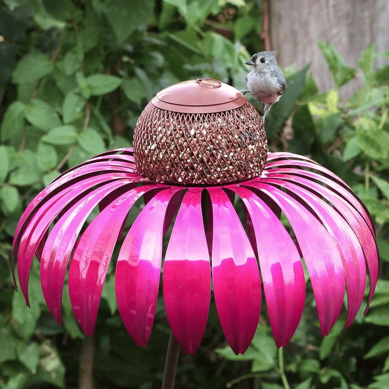 Dekorativ fuglefoderstation i metal med blomsterdesign