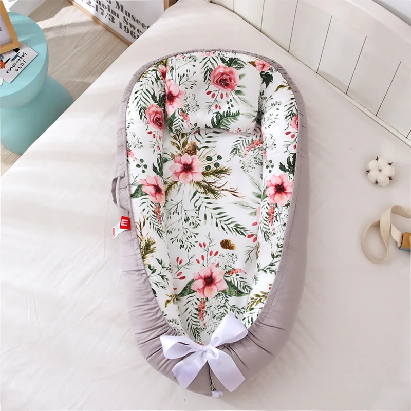 Blommig Beige Babynest - Perfekt på Resande Fot