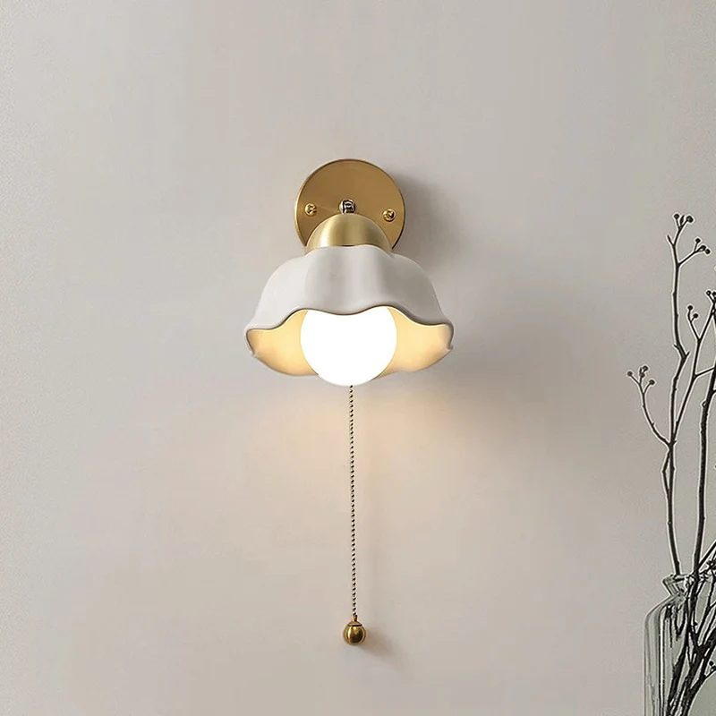 Elegant Hvid Blomstervægslampe - Vintage Design & Blid Belysning
