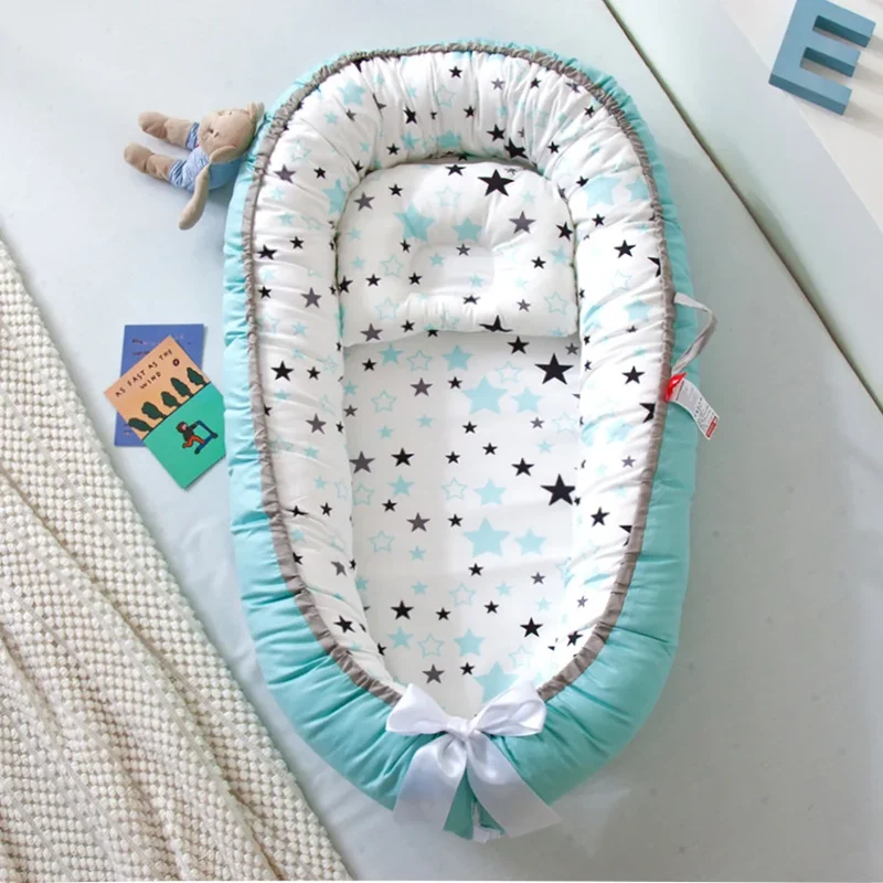 Ljus Blå Babynest med Stjärnor - Portabel Barnsäng