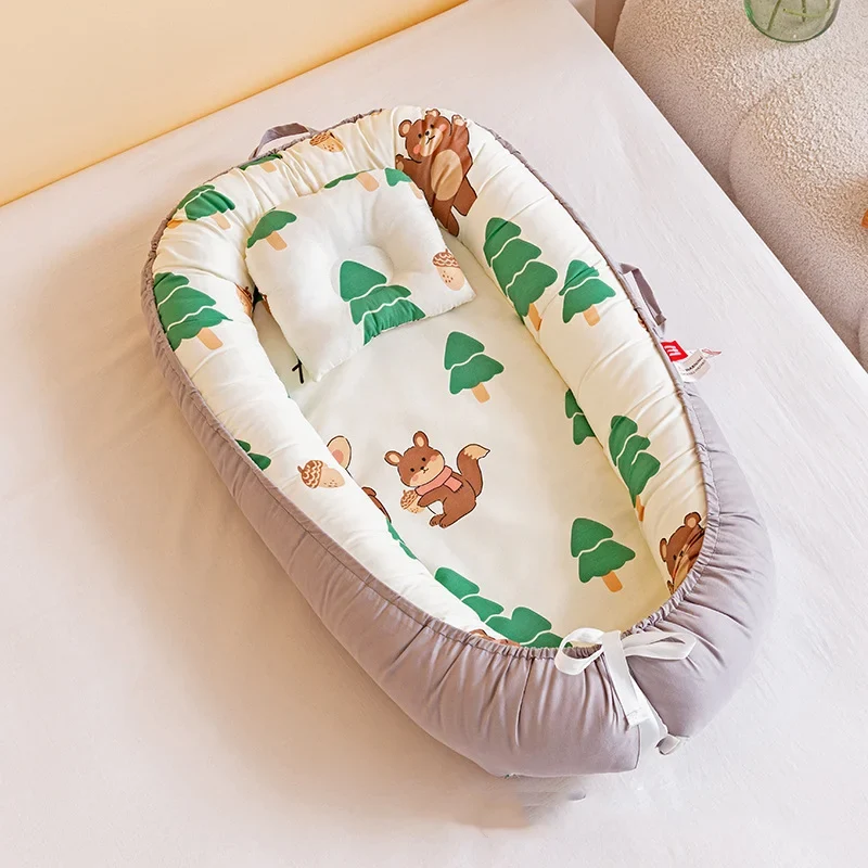 Grå Babynest med Ekorre och Björn - Portabel Barnsäng