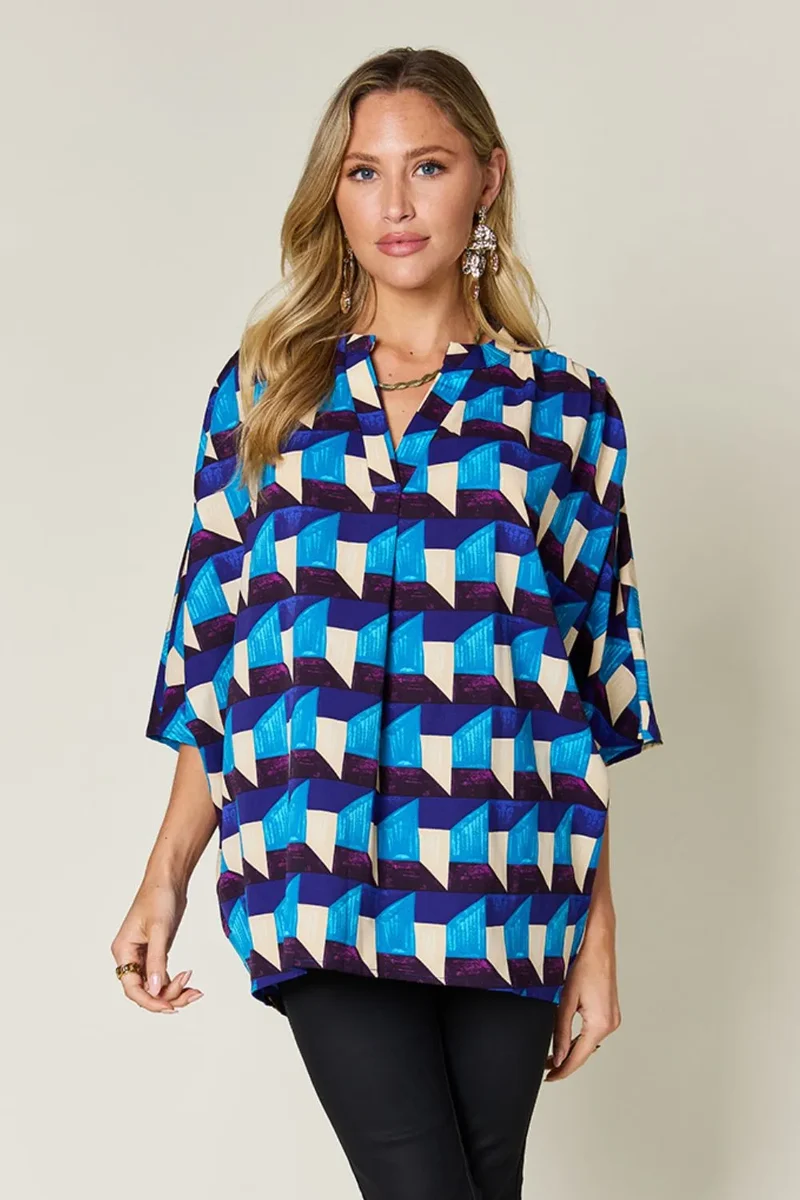 Double Take – Geometrisk blus med notch-krage och halvlånga ärmar (stora storlekar)