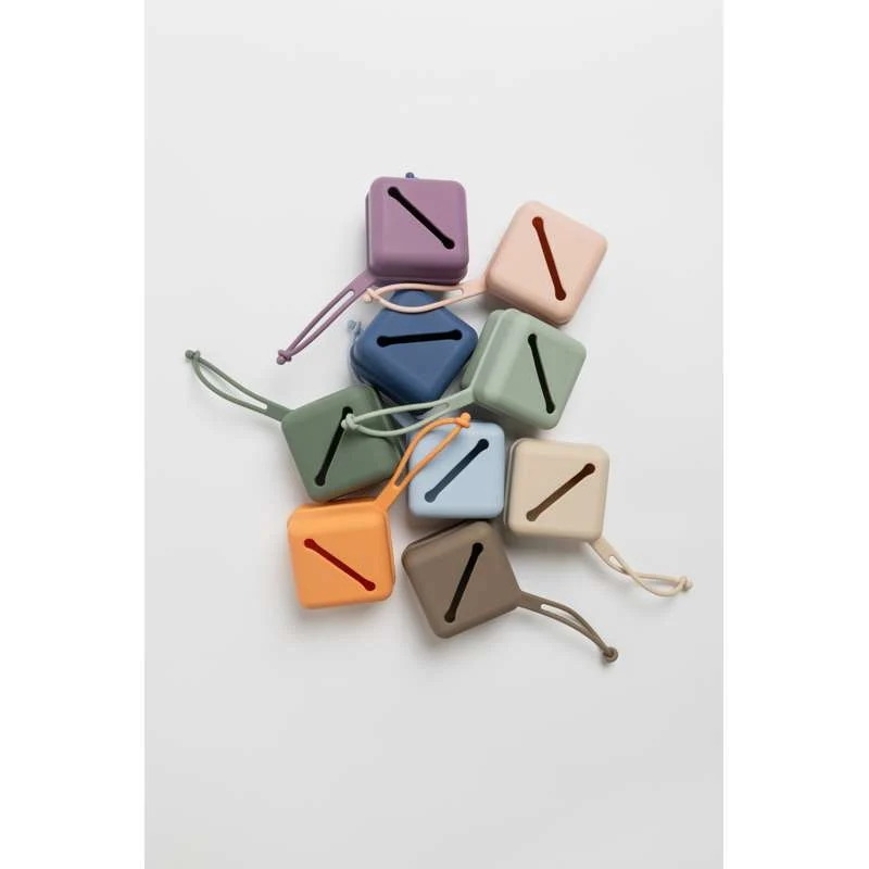 BIBS Accessories Pacifier Case - Silikon - Nappbox m. plats för 3 nappar - Dark Oak