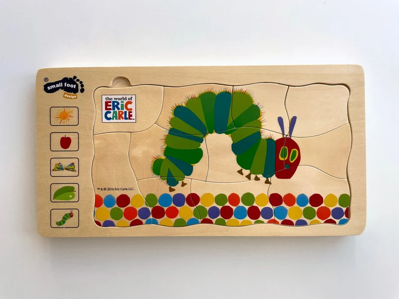 Montessori Träpussel – Den hungriga larven (Eric Carle)
