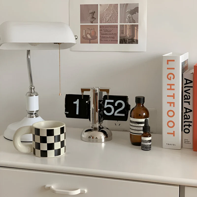 Stilren Flip-Ur med Automatisk Bladring og Retro Design