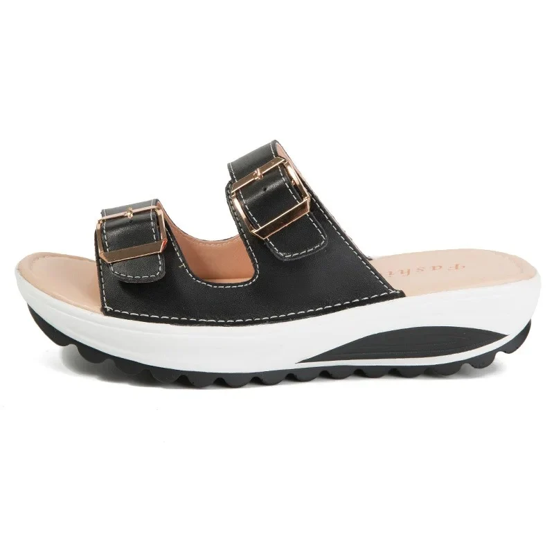 Sandaler med kilklack och dämpande sula