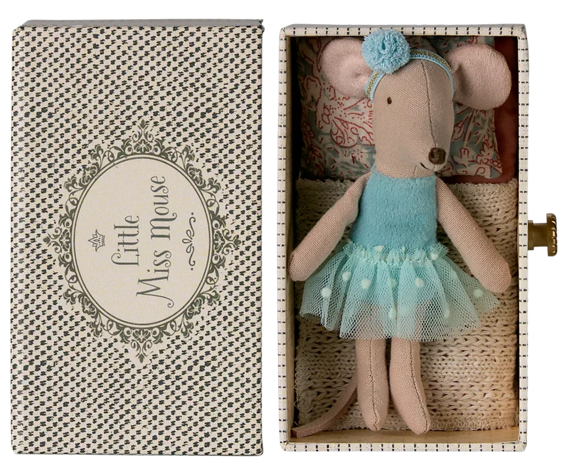 Dance mouse in daybed, Little sister