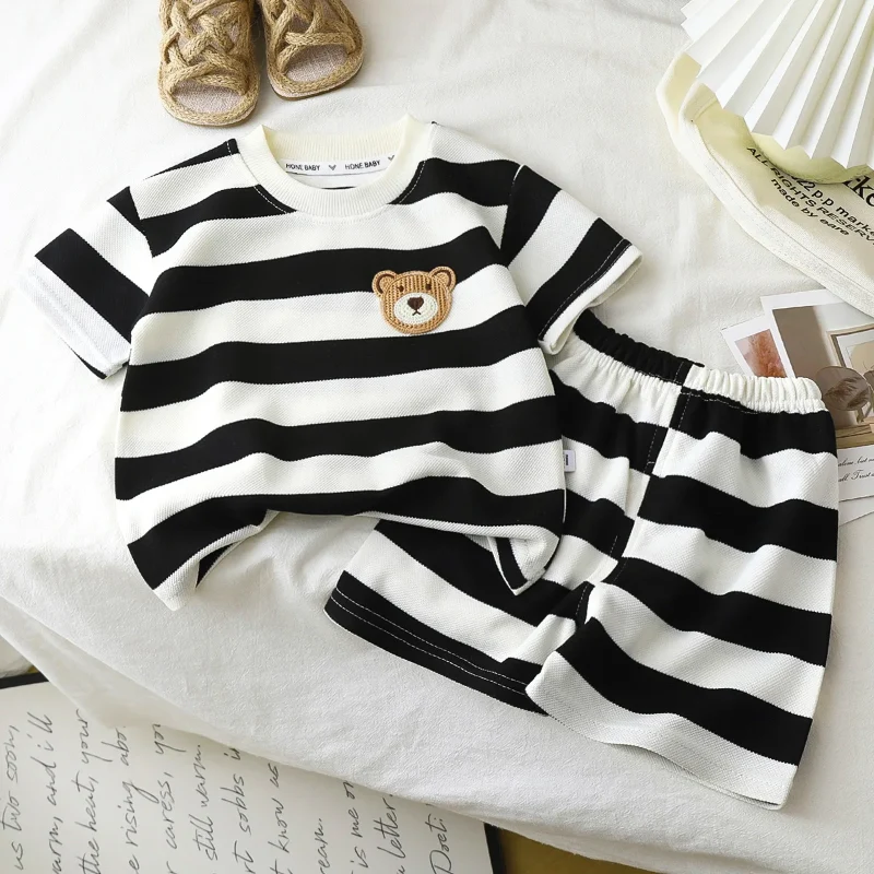 Kids Stripe Outfit – Trendigt & bekvämt – Sommaroutfit för barn