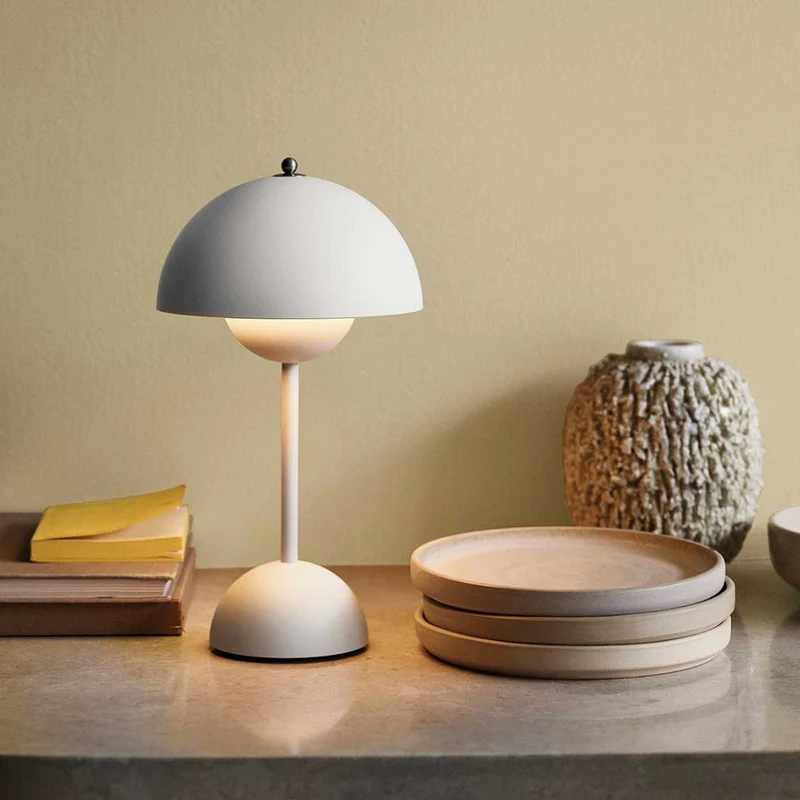 Moderne Jern Natbordslampe – Energibesparende & Stilfuld