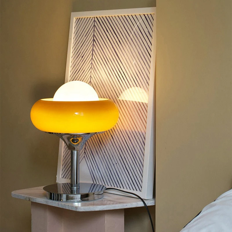 Retro Bordlampe i Gult Glas – Skab Hygge og Stil