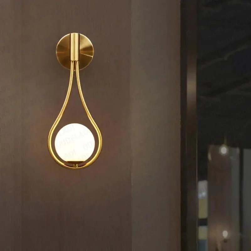 Elegant Væglampe i Metal – Moderne og Minimalistisk Design