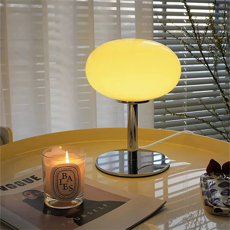 Stilfuld bordlampe med justerbar LED-belysning