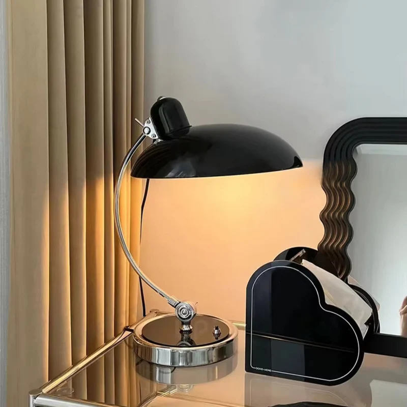Stilren bordlampe i krom med Bauhaus-design