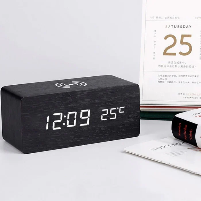 Elegant vækkeur i træ med trådløs opladning og stemmeaktivering – LED-display med tid, dato og temperatur