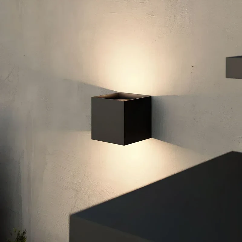 Justerbar Væglampe i Sort Aluminium med Cube Design