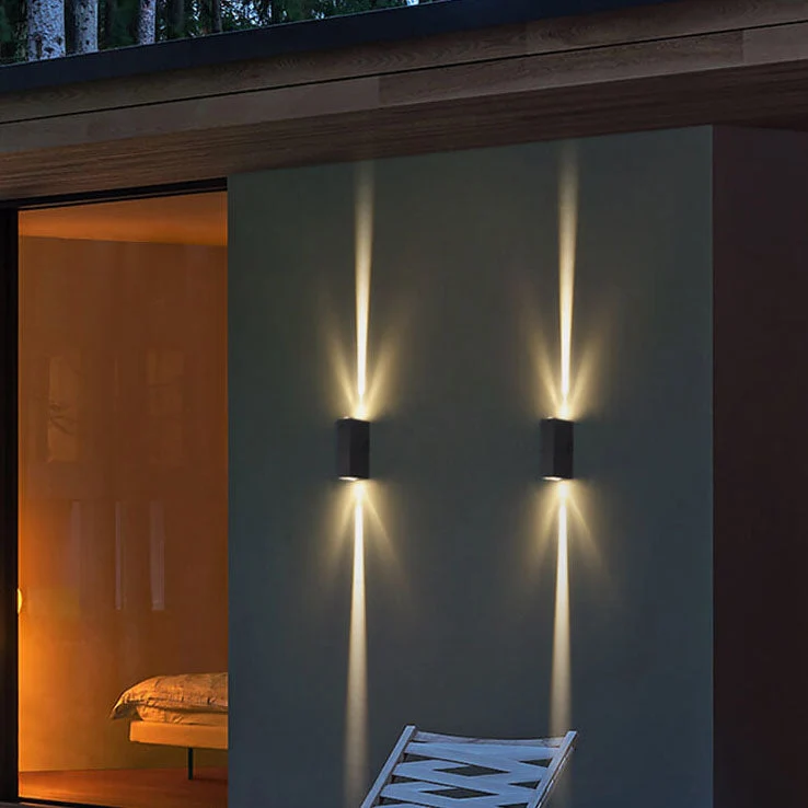 Elegant Udendørs Væglampe i Sort med Energioptimeret LED