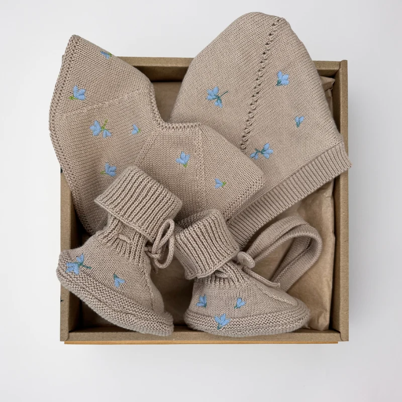 Broderad baby presentbox Blueberry on Khaki | Saga Copenhagen