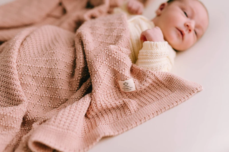 Babyfilt Diamond rosa i ekologisk bomull