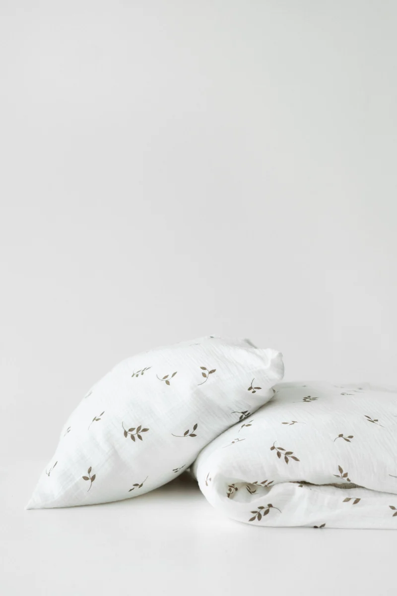 Ekologiskt bäddset Cream Leaves 90 × 125 cm