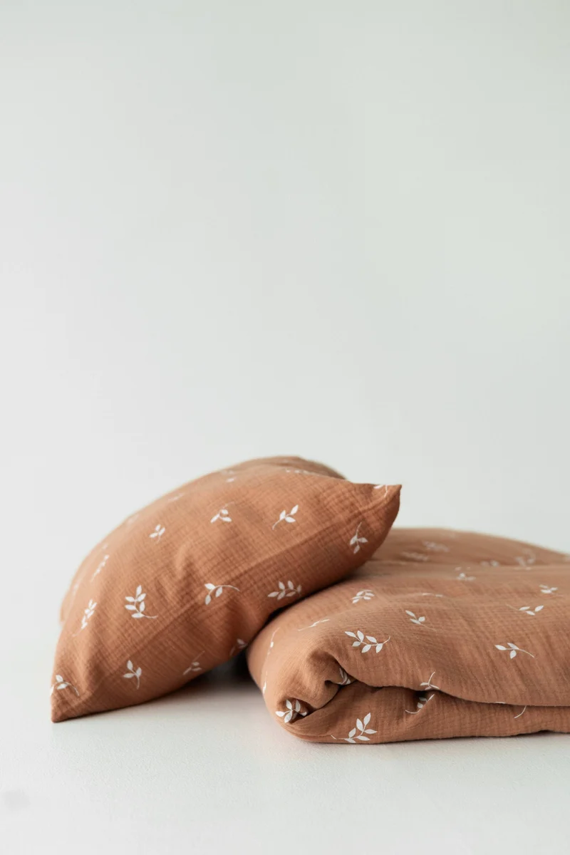 Ekologiskt bäddset Caramel Leaves 90 × 125 cm