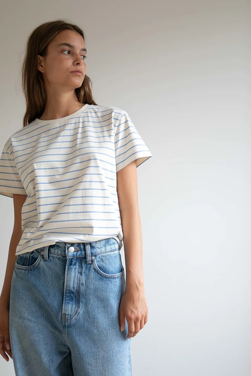 Studio Feder - kortærmet t-shirt - stillwater - natur & blå
