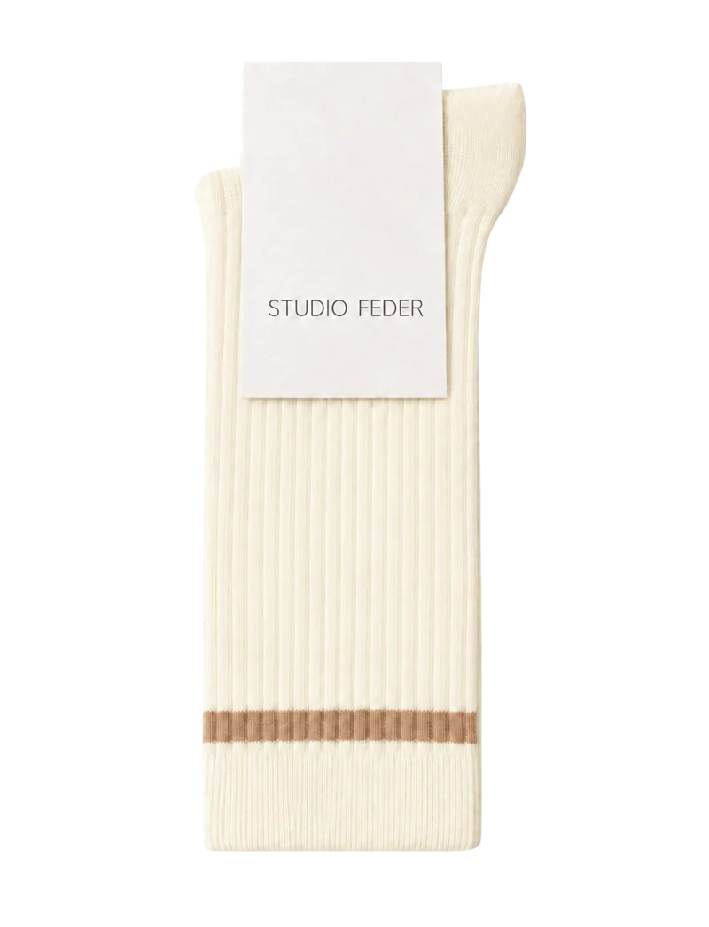 Studio Feder - strømper - økologisk bomuld - natur med brun stribe