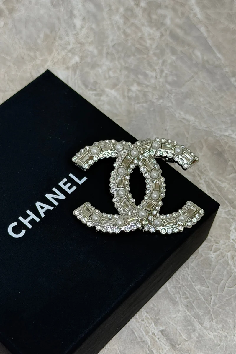 Preloved Vintageline x Molly&My - Vintage Chanel Broche – 1995 - Sølv, Zirkoner & Faux Perler - Sølv